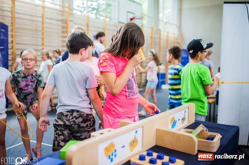 Zdjęcie w galerii na portalu naszraciborz.pl: Naukobus z Kopernika w Szkole na Ostrogu wiadomości z regionu