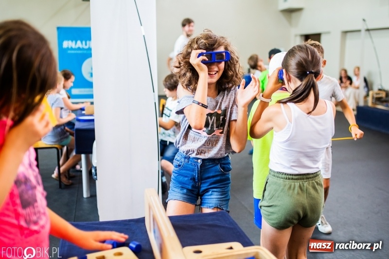 Zdjęcie w galerii na portalu naszraciborz.pl: Naukobus z Kopernika w Szkole na Ostrogu wiadomości z regionu