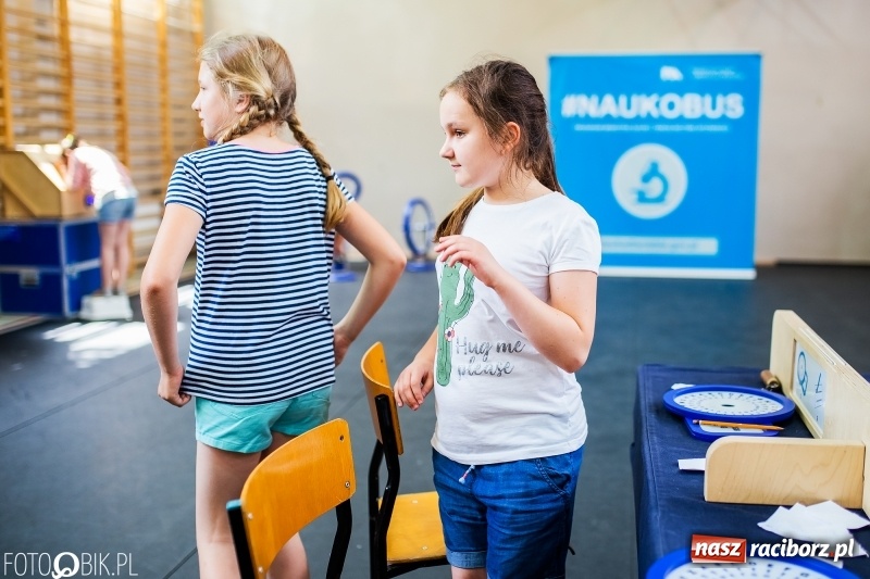 Zdjęcie w galerii na portalu naszraciborz.pl: Naukobus z Kopernika w Szkole na Ostrogu wiadomości z regionu