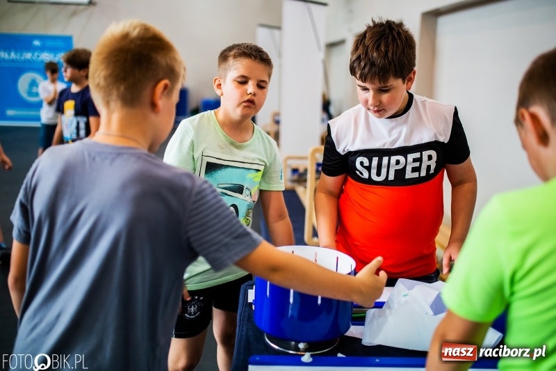 Zdjęcie w galerii na portalu naszraciborz.pl: Naukobus z Kopernika w Szkole na Ostrogu wiadomości z regionu