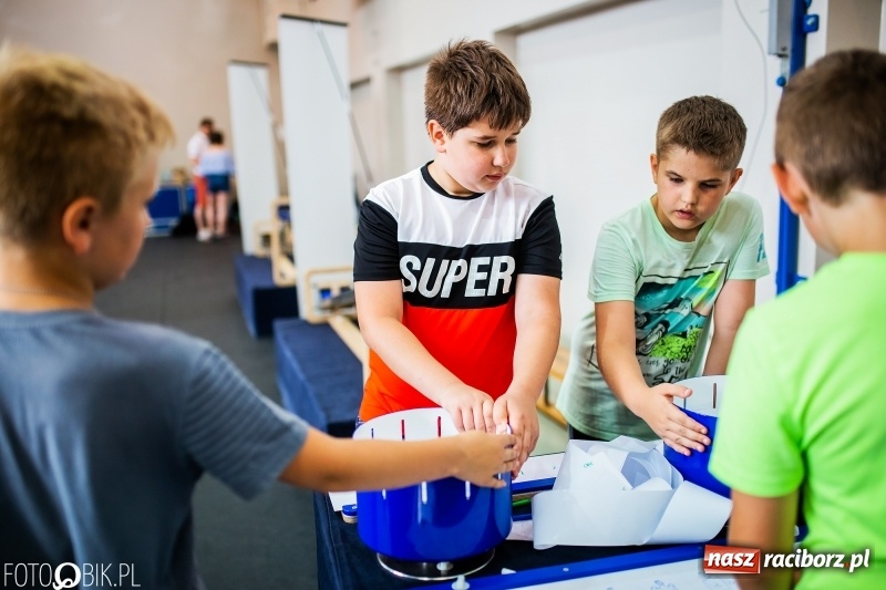 Zdjęcie w galerii na portalu naszraciborz.pl: Naukobus z Kopernika w Szkole na Ostrogu wiadomości z regionu