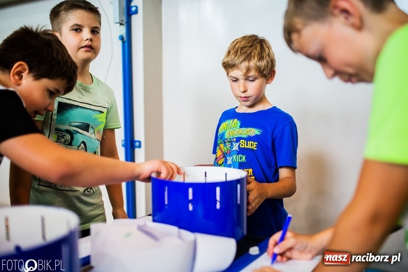 Zdjęcie w galerii na portalu naszraciborz.pl: Naukobus z Kopernika w Szkole na Ostrogu wiadomości z regionu