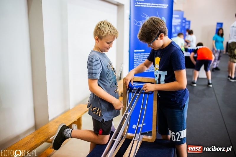 Zdjęcie w galerii na portalu naszraciborz.pl: Naukobus z Kopernika w Szkole na Ostrogu wiadomości z regionu