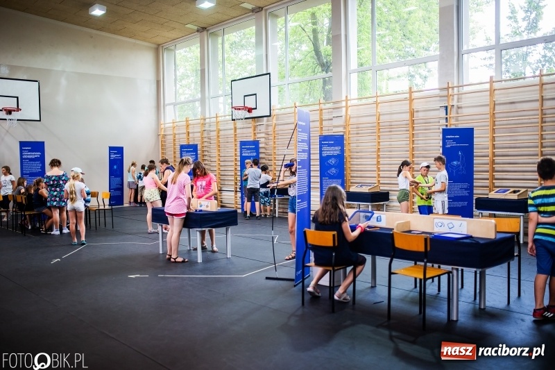 Zdjęcie w galerii na portalu naszraciborz.pl: Naukobus z Kopernika w Szkole na Ostrogu wiadomości z regionu