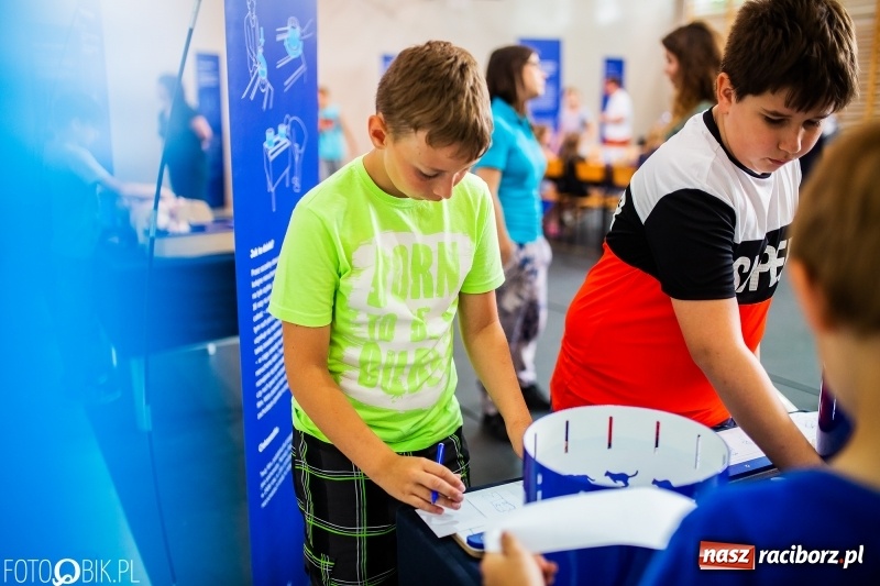 Zdjęcie w galerii na portalu naszraciborz.pl: Naukobus z Kopernika w Szkole na Ostrogu wiadomości z regionu