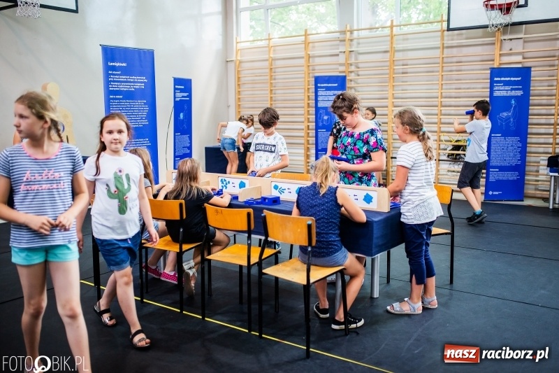 Zdjęcie w galerii na portalu naszraciborz.pl: Naukobus z Kopernika w Szkole na Ostrogu wiadomości z regionu