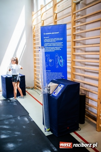 Zdjęcie w galerii na portalu naszraciborz.pl: Naukobus z Kopernika w Szkole na Ostrogu wiadomości z regionu