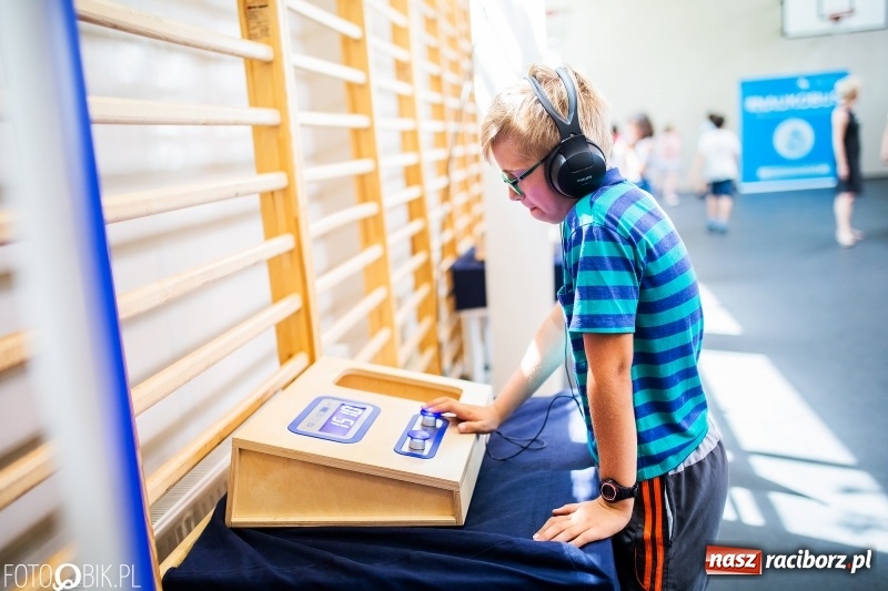 Zdjęcie w galerii na portalu naszraciborz.pl: Naukobus z Kopernika w Szkole na Ostrogu wiadomości z regionu