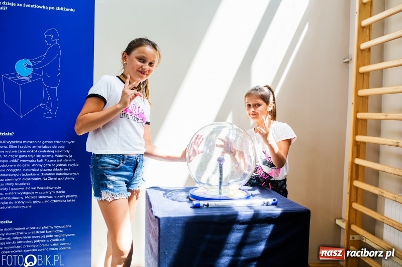 Zdjęcie w galerii na portalu naszraciborz.pl: Naukobus z Kopernika w Szkole na Ostrogu wiadomości z regionu