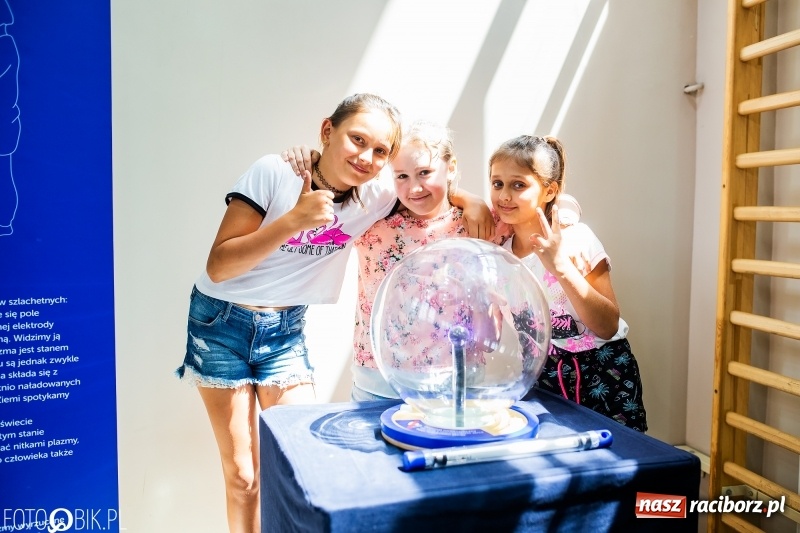 Zdjęcie w galerii na portalu naszraciborz.pl: Naukobus z Kopernika w Szkole na Ostrogu wiadomości z regionu