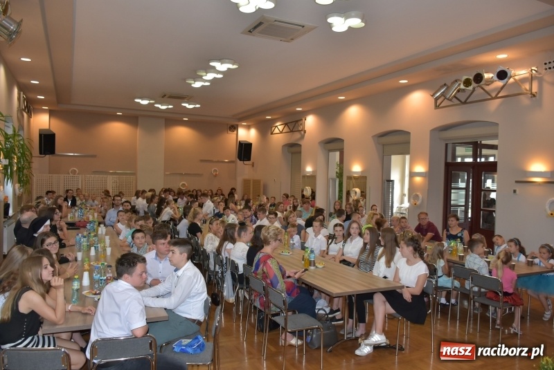 Zdjęcie w galerii na portalu naszraciborz.pl: Wyróżniający się uczniowie gminy Krzyżanowice z nagrodami [FOTO] wiadomości z regionu