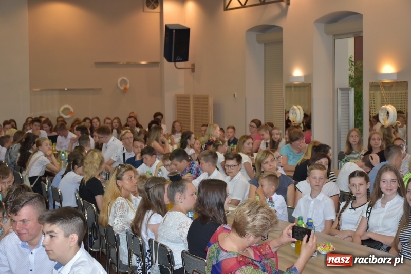 Zdjęcie w galerii na portalu naszraciborz.pl: Wyróżniający się uczniowie gminy Krzyżanowice z nagrodami [FOTO] wiadomości z regionu