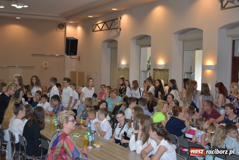 Zdjęcie w galerii na portalu naszraciborz.pl: Wyróżniający się uczniowie gminy Krzyżanowice z nagrodami [FOTO] wiadomości z regionu