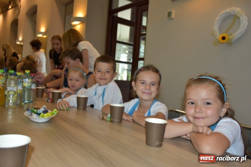 Zdjęcie w galerii na portalu naszraciborz.pl: Wyróżniający się uczniowie gminy Krzyżanowice z nagrodami [FOTO] wiadomości z regionu