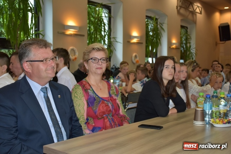 Zdjęcie w galerii na portalu naszraciborz.pl: Wyróżniający się uczniowie gminy Krzyżanowice z nagrodami [FOTO] wiadomości z regionu