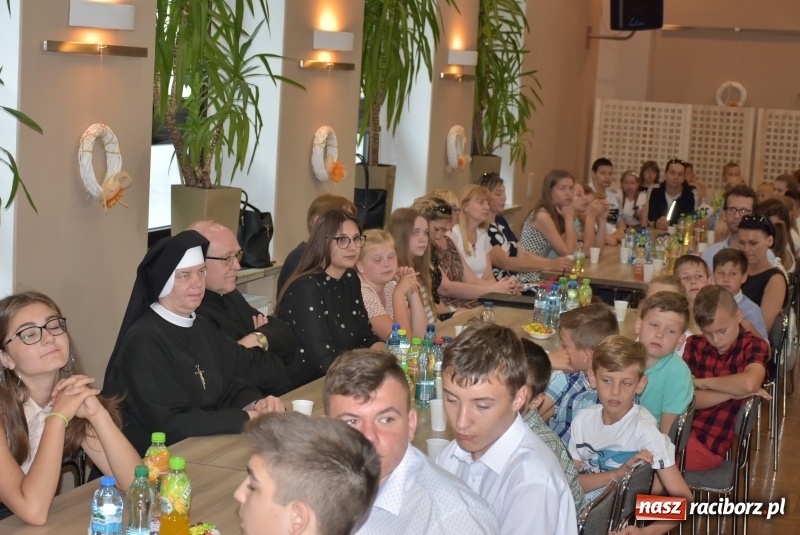 Zdjęcie w galerii na portalu naszraciborz.pl: Wyróżniający się uczniowie gminy Krzyżanowice z nagrodami [FOTO] wiadomości z regionu