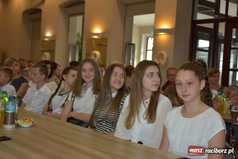 Zdjęcie w galerii na portalu naszraciborz.pl: Wyróżniający się uczniowie gminy Krzyżanowice z nagrodami [FOTO] wiadomości z regionu