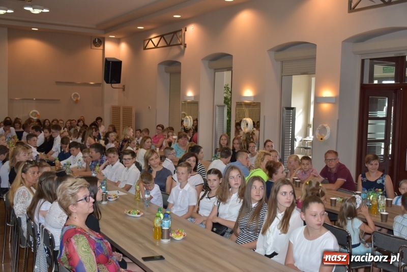 Zdjęcie w galerii na portalu naszraciborz.pl: Wyróżniający się uczniowie gminy Krzyżanowice z nagrodami [FOTO] wiadomości z regionu