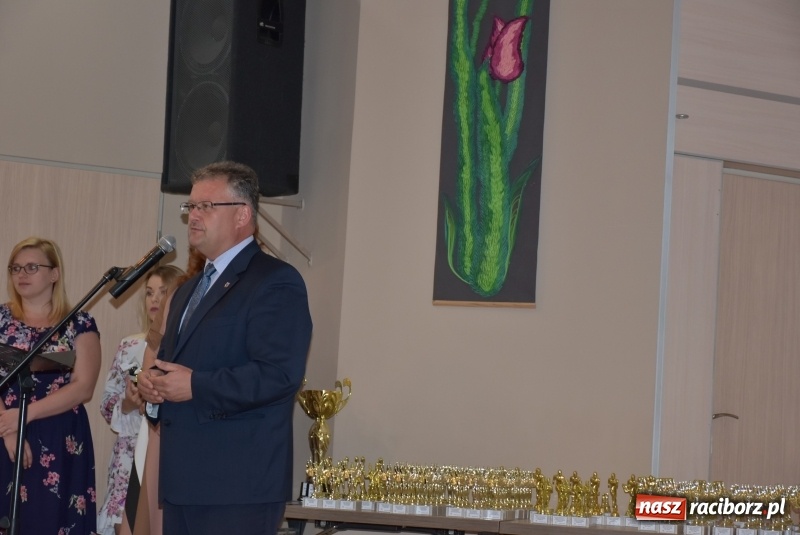 Zdjęcie w galerii na portalu naszraciborz.pl: Wyróżniający się uczniowie gminy Krzyżanowice z nagrodami [FOTO] wiadomości z regionu