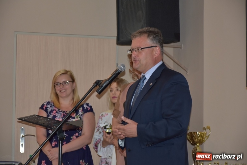 Zdjęcie w galerii na portalu naszraciborz.pl: Wyróżniający się uczniowie gminy Krzyżanowice z nagrodami [FOTO] wiadomości z regionu