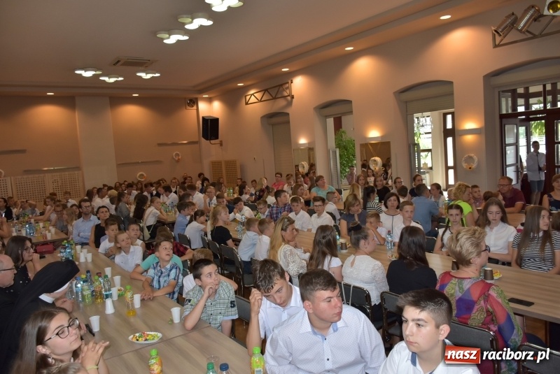 Zdjęcie w galerii na portalu naszraciborz.pl: Wyróżniający się uczniowie gminy Krzyżanowice z nagrodami [FOTO] wiadomości z regionu