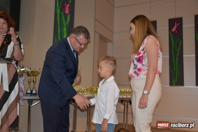 Zdjęcie w galerii na portalu naszraciborz.pl: Wyróżniający się uczniowie gminy Krzyżanowice z nagrodami [FOTO] wiadomości z regionu