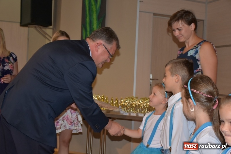 Zdjęcie w galerii na portalu naszraciborz.pl: Wyróżniający się uczniowie gminy Krzyżanowice z nagrodami [FOTO] wiadomości z regionu