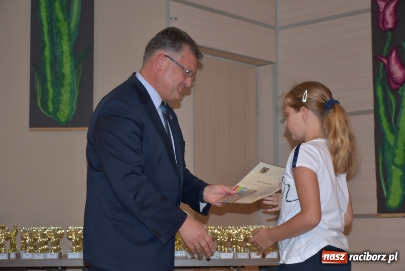 Zdjęcie w galerii na portalu naszraciborz.pl: Wyróżniający się uczniowie gminy Krzyżanowice z nagrodami [FOTO] wiadomości z regionu