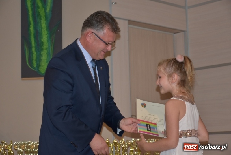 Zdjęcie w galerii na portalu naszraciborz.pl: Wyróżniający się uczniowie gminy Krzyżanowice z nagrodami [FOTO] wiadomości z regionu