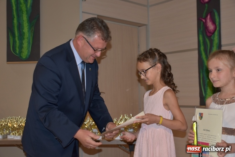 Zdjęcie w galerii na portalu naszraciborz.pl: Wyróżniający się uczniowie gminy Krzyżanowice z nagrodami [FOTO] wiadomości z regionu