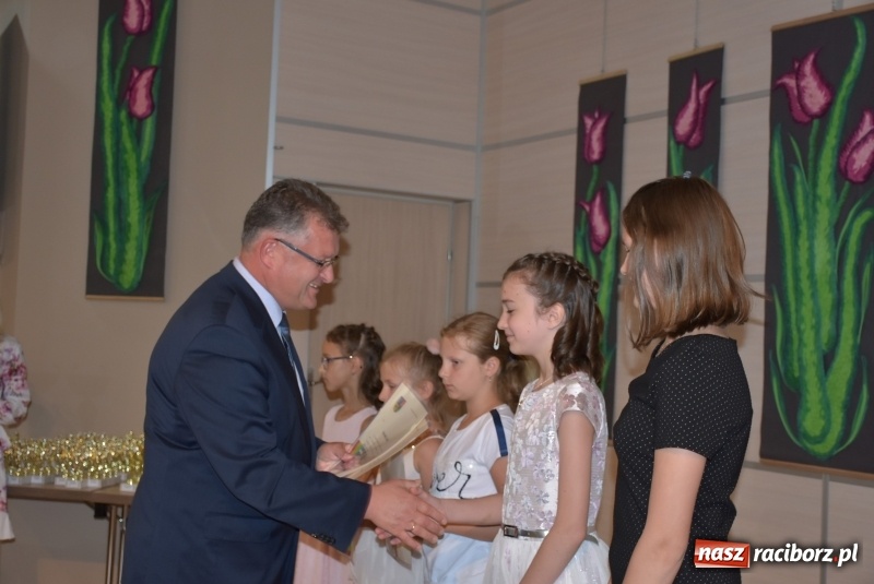 Zdjęcie w galerii na portalu naszraciborz.pl: Wyróżniający się uczniowie gminy Krzyżanowice z nagrodami [FOTO] wiadomości z regionu