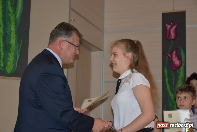 Zdjęcie w galerii na portalu naszraciborz.pl: Wyróżniający się uczniowie gminy Krzyżanowice z nagrodami [FOTO] wiadomości z regionu