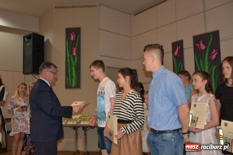 Zdjęcie w galerii na portalu naszraciborz.pl: Wyróżniający się uczniowie gminy Krzyżanowice z nagrodami [FOTO] wiadomości z regionu