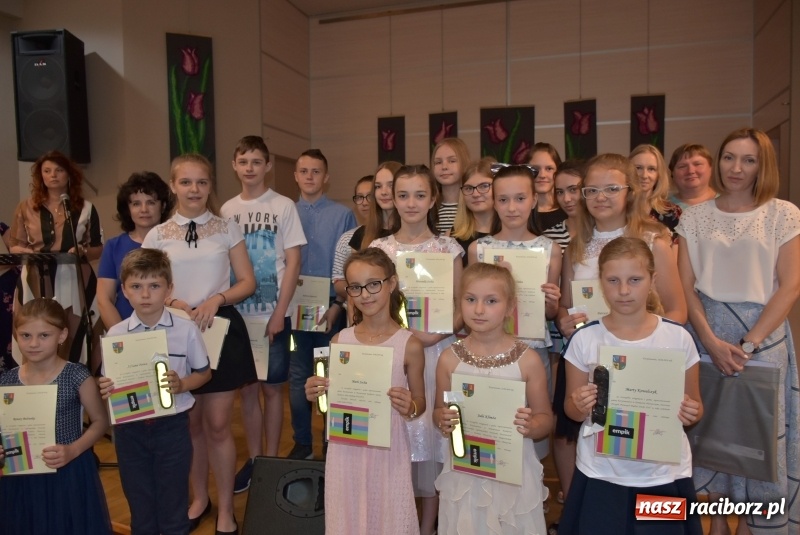 Zdjęcie w galerii na portalu naszraciborz.pl: Wyróżniający się uczniowie gminy Krzyżanowice z nagrodami [FOTO] wiadomości z regionu