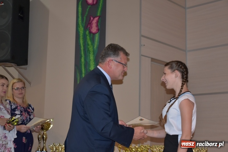 Zdjęcie w galerii na portalu naszraciborz.pl: Wyróżniający się uczniowie gminy Krzyżanowice z nagrodami [FOTO] wiadomości z regionu