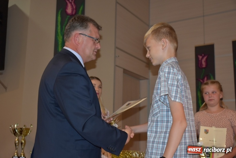 Zdjęcie w galerii na portalu naszraciborz.pl: Wyróżniający się uczniowie gminy Krzyżanowice z nagrodami [FOTO] wiadomości z regionu