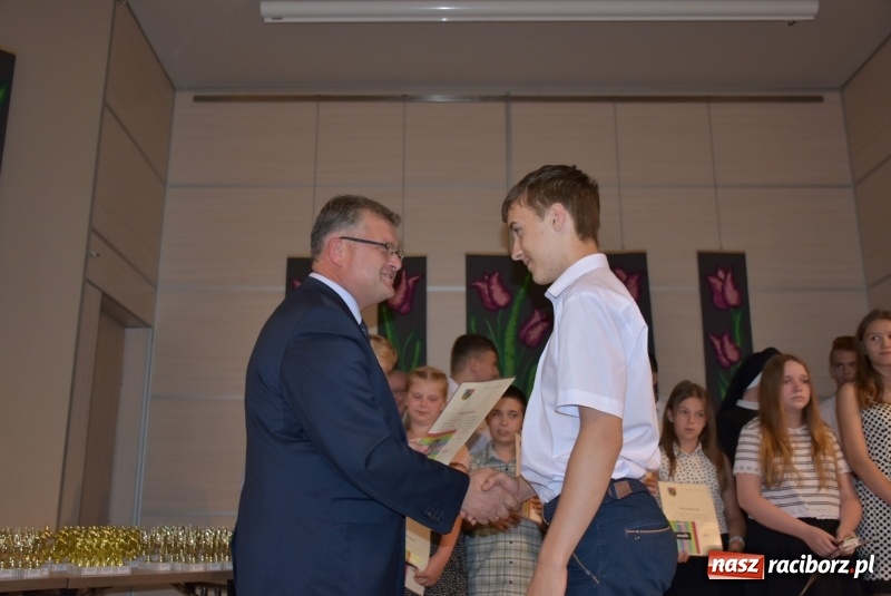 Zdjęcie w galerii na portalu naszraciborz.pl: Wyróżniający się uczniowie gminy Krzyżanowice z nagrodami [FOTO] wiadomości z regionu