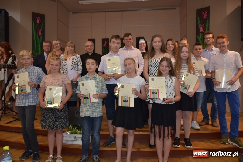 Zdjęcie w galerii na portalu naszraciborz.pl: Wyróżniający się uczniowie gminy Krzyżanowice z nagrodami [FOTO] wiadomości z regionu