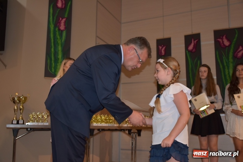 Zdjęcie w galerii na portalu naszraciborz.pl: Wyróżniający się uczniowie gminy Krzyżanowice z nagrodami [FOTO] wiadomości z regionu