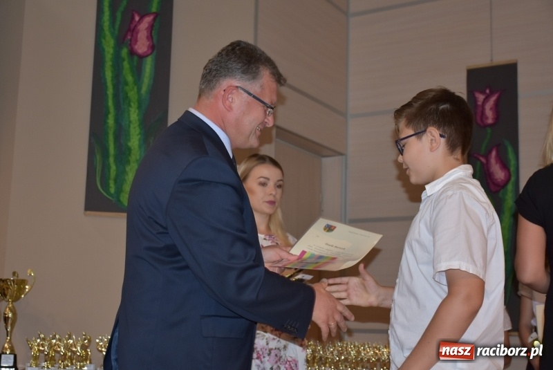 Zdjęcie w galerii na portalu naszraciborz.pl: Wyróżniający się uczniowie gminy Krzyżanowice z nagrodami [FOTO] wiadomości z regionu