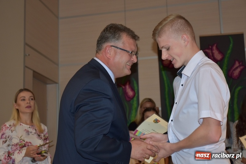 Zdjęcie w galerii na portalu naszraciborz.pl: Wyróżniający się uczniowie gminy Krzyżanowice z nagrodami [FOTO] wiadomości z regionu