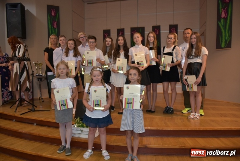 Zdjęcie w galerii na portalu naszraciborz.pl: Wyróżniający się uczniowie gminy Krzyżanowice z nagrodami [FOTO] wiadomości z regionu