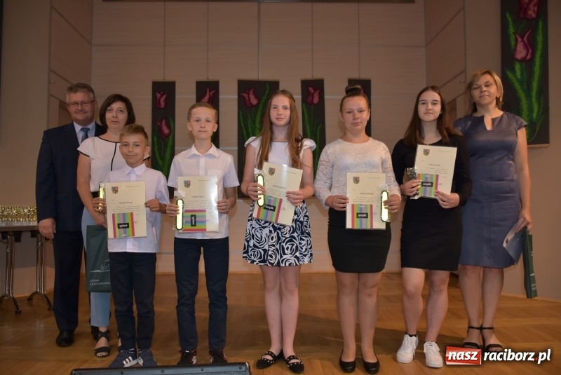 Zdjęcie w galerii na portalu naszraciborz.pl: Wyróżniający się uczniowie gminy Krzyżanowice z nagrodami [FOTO] wiadomości z regionu
