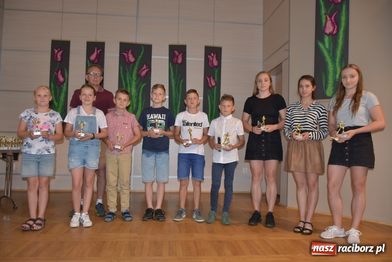 Zdjęcie w galerii na portalu naszraciborz.pl: Wyróżniający się uczniowie gminy Krzyżanowice z nagrodami [FOTO] wiadomości z regionu