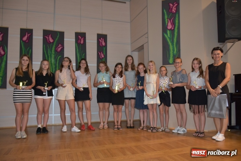 Zdjęcie w galerii na portalu naszraciborz.pl: Wyróżniający się uczniowie gminy Krzyżanowice z nagrodami [FOTO] wiadomości z regionu