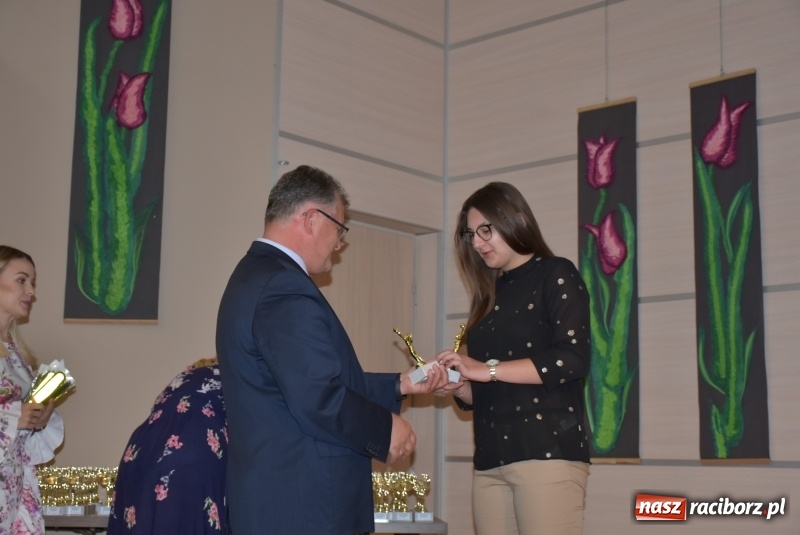 Zdjęcie w galerii na portalu naszraciborz.pl: Wyróżniający się uczniowie gminy Krzyżanowice z nagrodami [FOTO] wiadomości z regionu