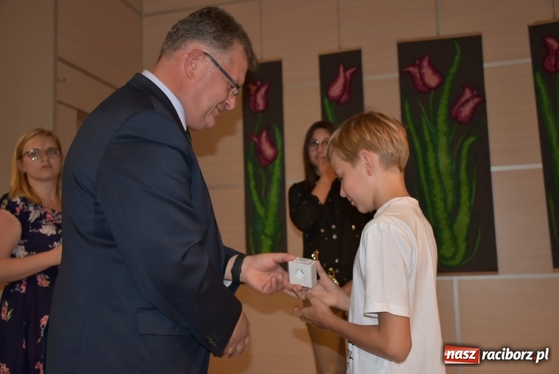 Zdjęcie w galerii na portalu naszraciborz.pl: Wyróżniający się uczniowie gminy Krzyżanowice z nagrodami [FOTO] wiadomości z regionu