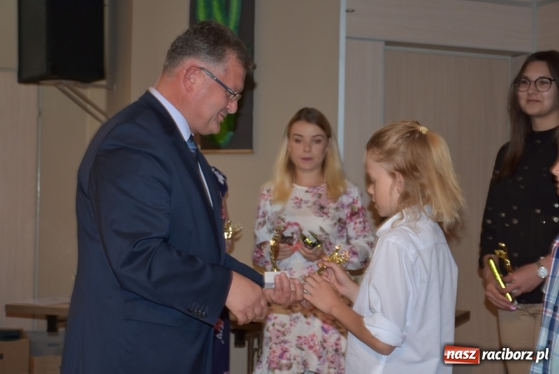 Zdjęcie w galerii na portalu naszraciborz.pl: Wyróżniający się uczniowie gminy Krzyżanowice z nagrodami [FOTO] wiadomości z regionu