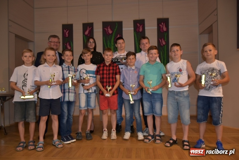 Zdjęcie w galerii na portalu naszraciborz.pl: Wyróżniający się uczniowie gminy Krzyżanowice z nagrodami [FOTO] wiadomości z regionu