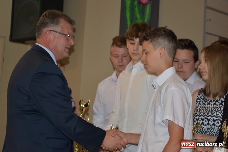 Zdjęcie w galerii na portalu naszraciborz.pl: Wyróżniający się uczniowie gminy Krzyżanowice z nagrodami [FOTO] wiadomości z regionu
